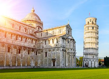 Leaning tower of Pisa with the sun shining
